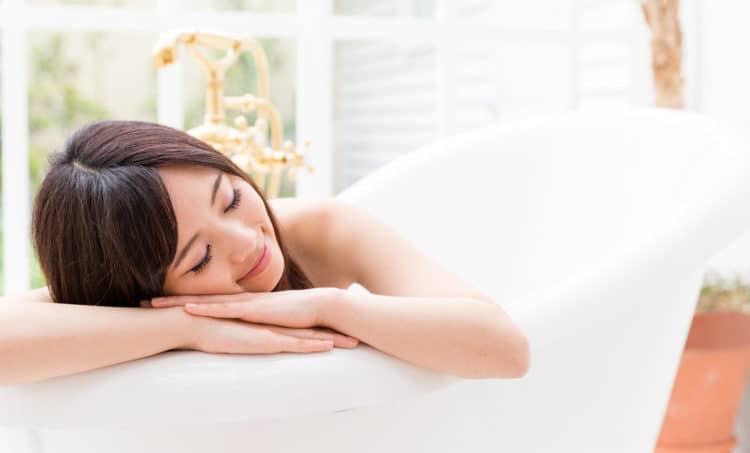 Công dụng bất ngờ khi bạn tắm muối epsom 2