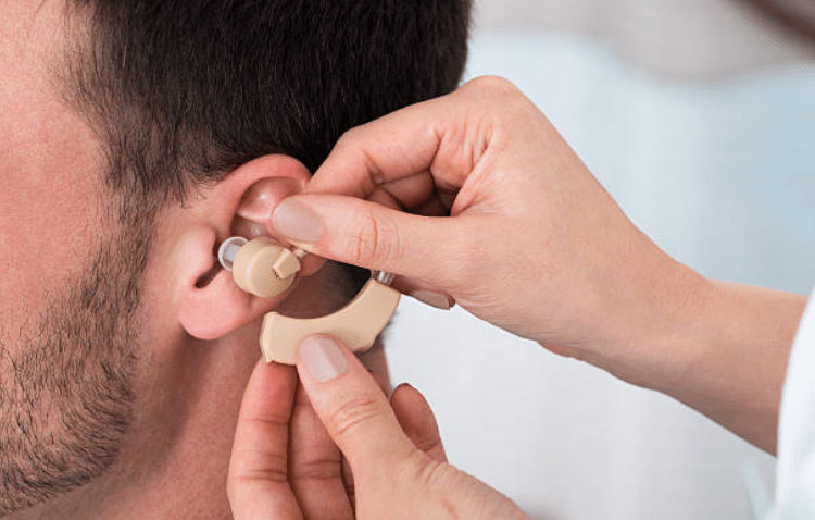 Dùng thiết bị hỗ trợ khi bị ù tai lâu