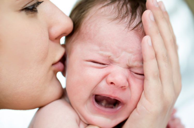 Tại sao bé khóc khi bú mẹ