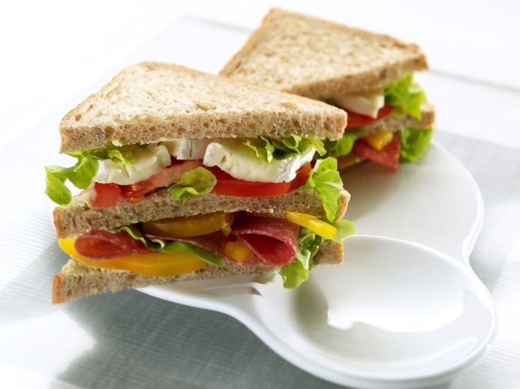 bánh mì sandwich ăn với gì