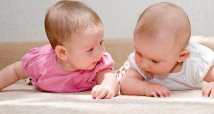Trẻ sơ sinh thích nghe tiếng của bé khác 5