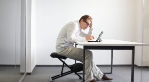 Top 4 Tác hại của ngồi sai tư thế khi làm việc – ngồi cong lưng